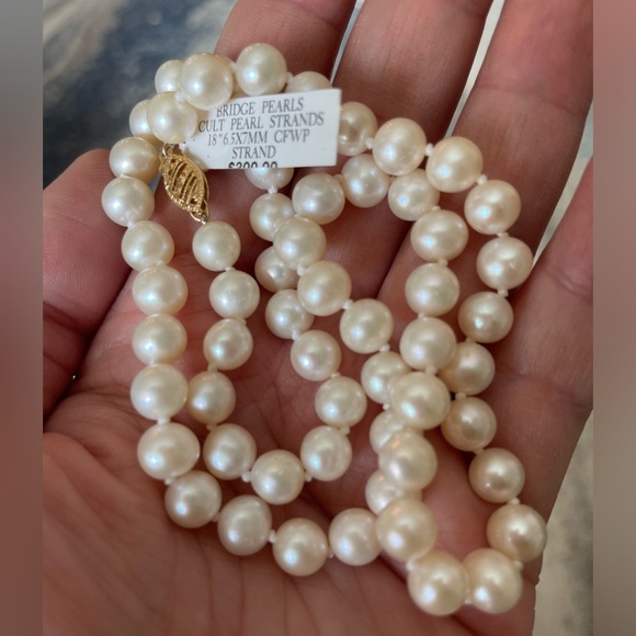 NWT 18” long cultured pearl necklace with 14k gold clasp - Picture 4 of 12